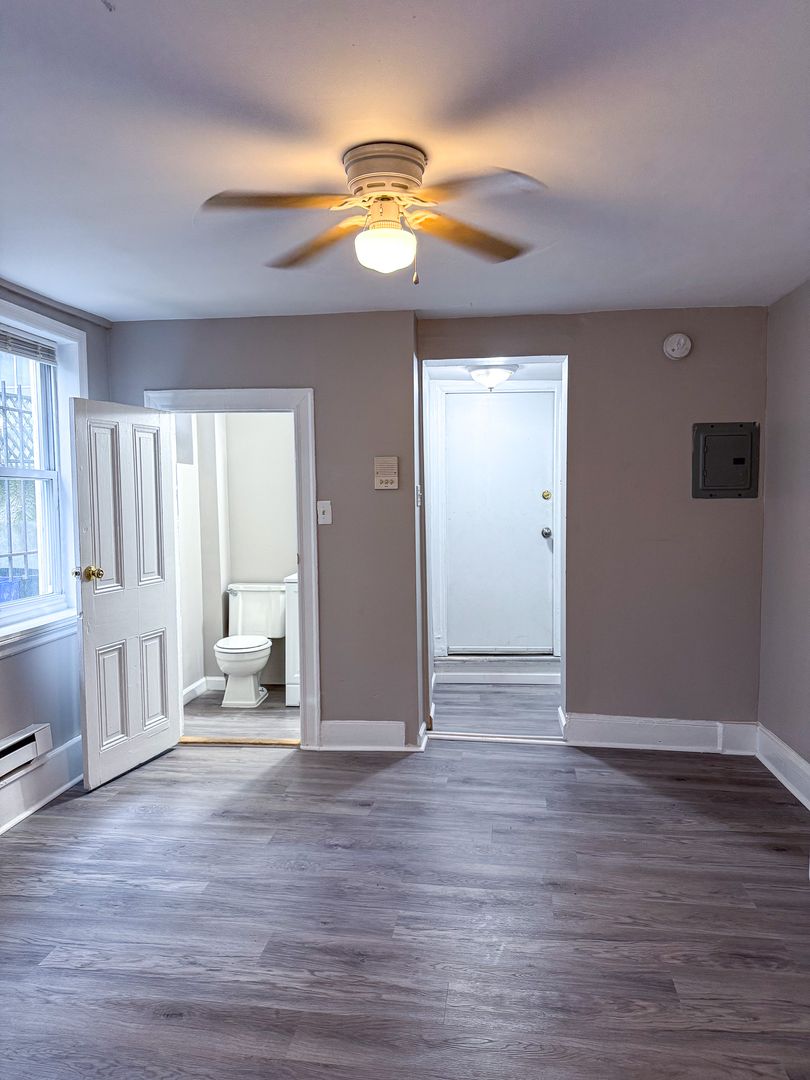 1131 Spruce St #1R, Philadelphia, PA 19107 MAP